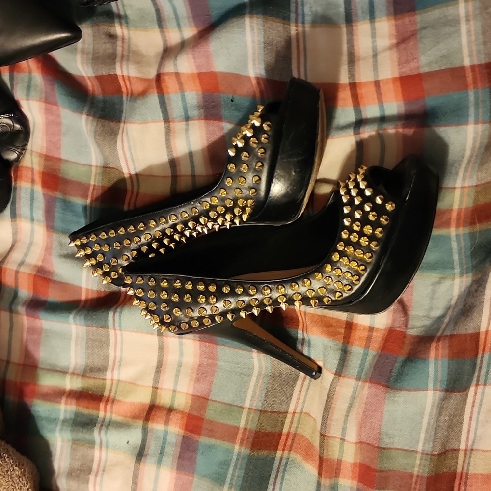 Vince Camuto black leather spiked pumps sz 8